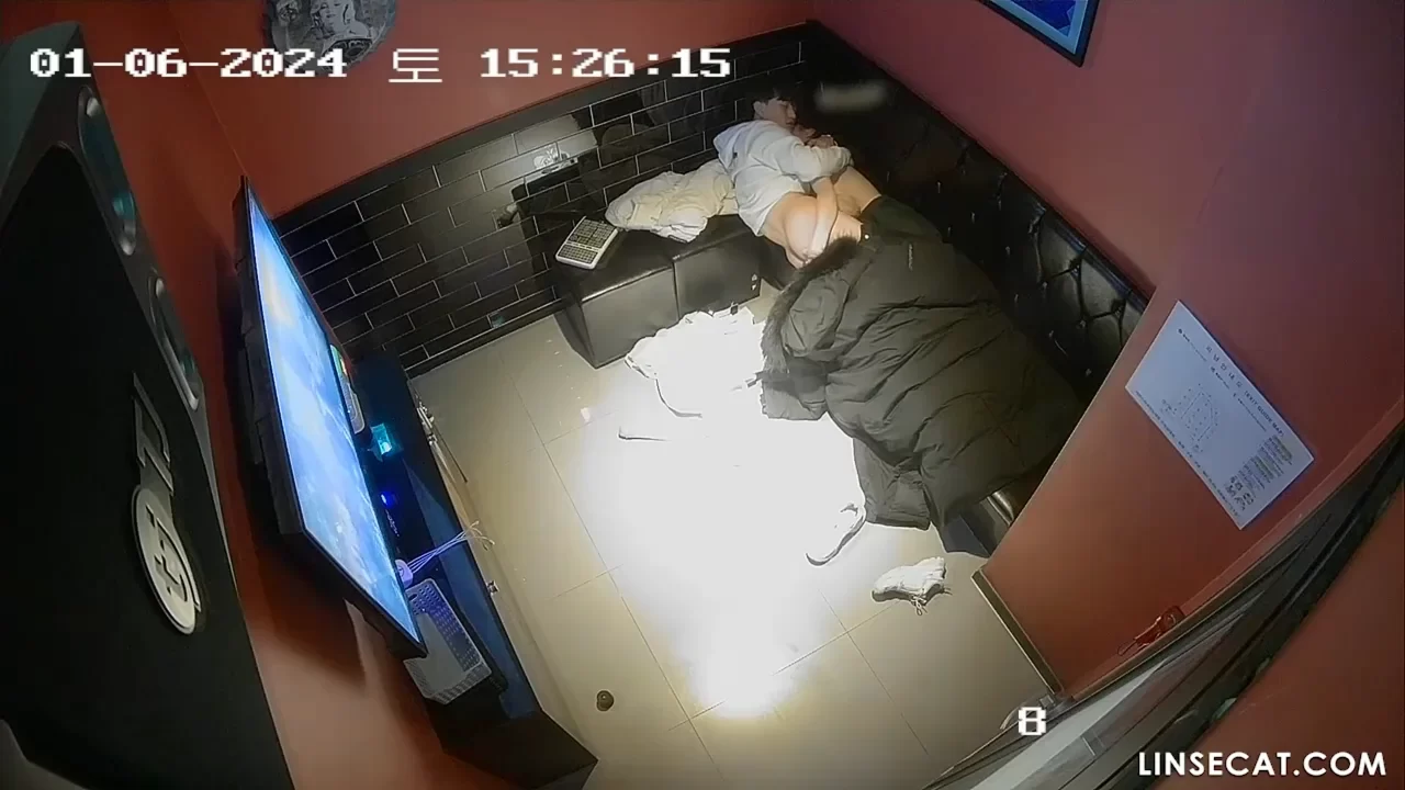 돈이 부족한 어린 커플들이 사랑을 나누기엔 최고의 장소 코인 노래방 썸네일