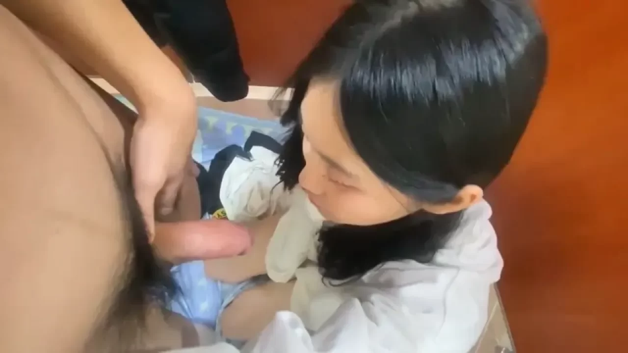 화장실에서 이쁜 표정으로 새침하게 빨아주는 그녀 썸네일