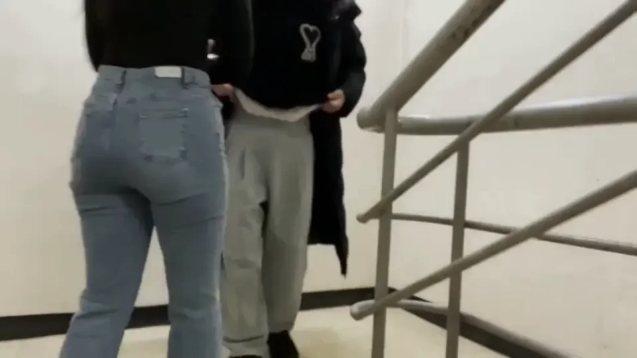 마트에서 장보고 비상구들러가는 커플 썸네일