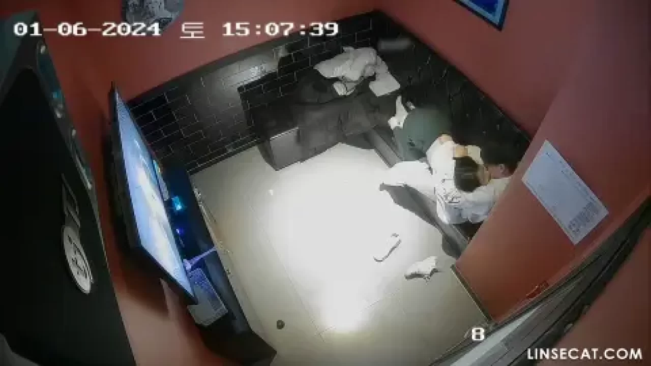 돈이 부족한 어린 커플들이 사랑을 나누기엔 최고의 장소 코인 노래방 썸네일